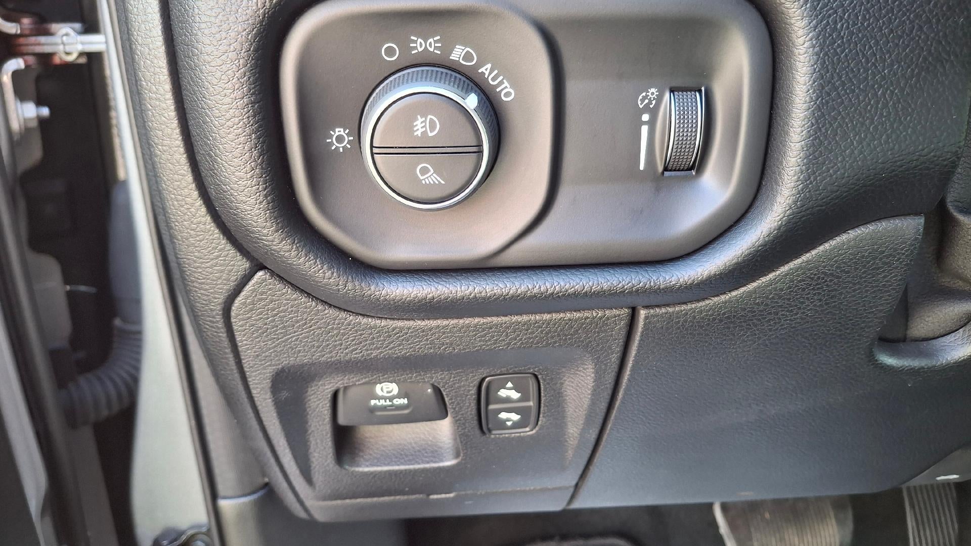 2020 RAM 1500 Big Horn Crew Cab 4x4 5'7" Box