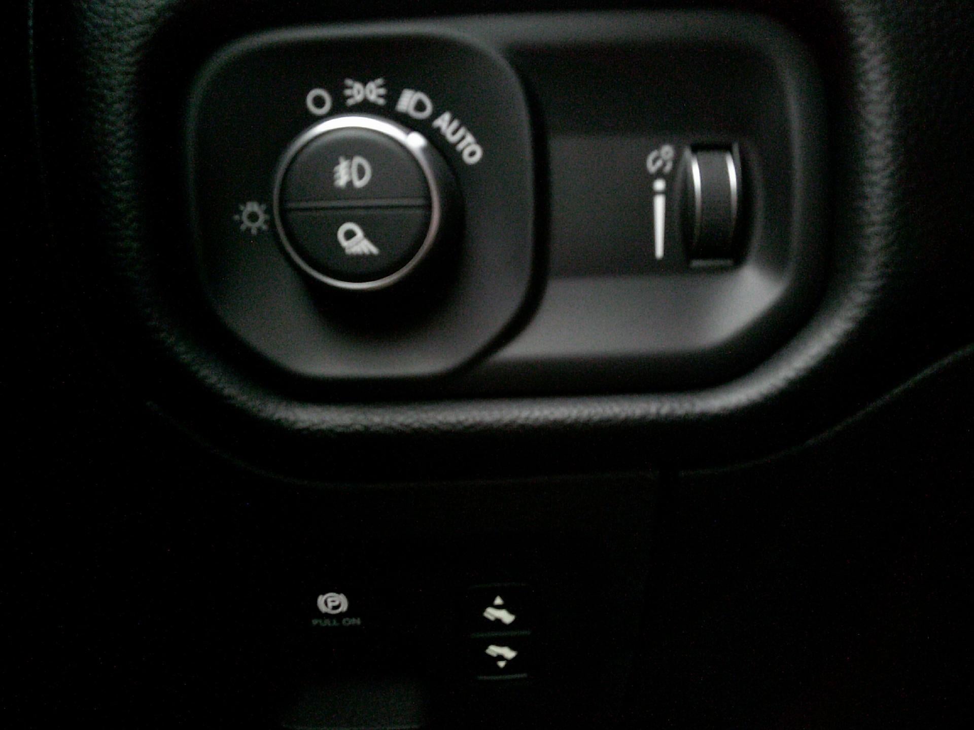 2020 RAM 1500 Big Horn Crew Cab 4x4 5'7" Box