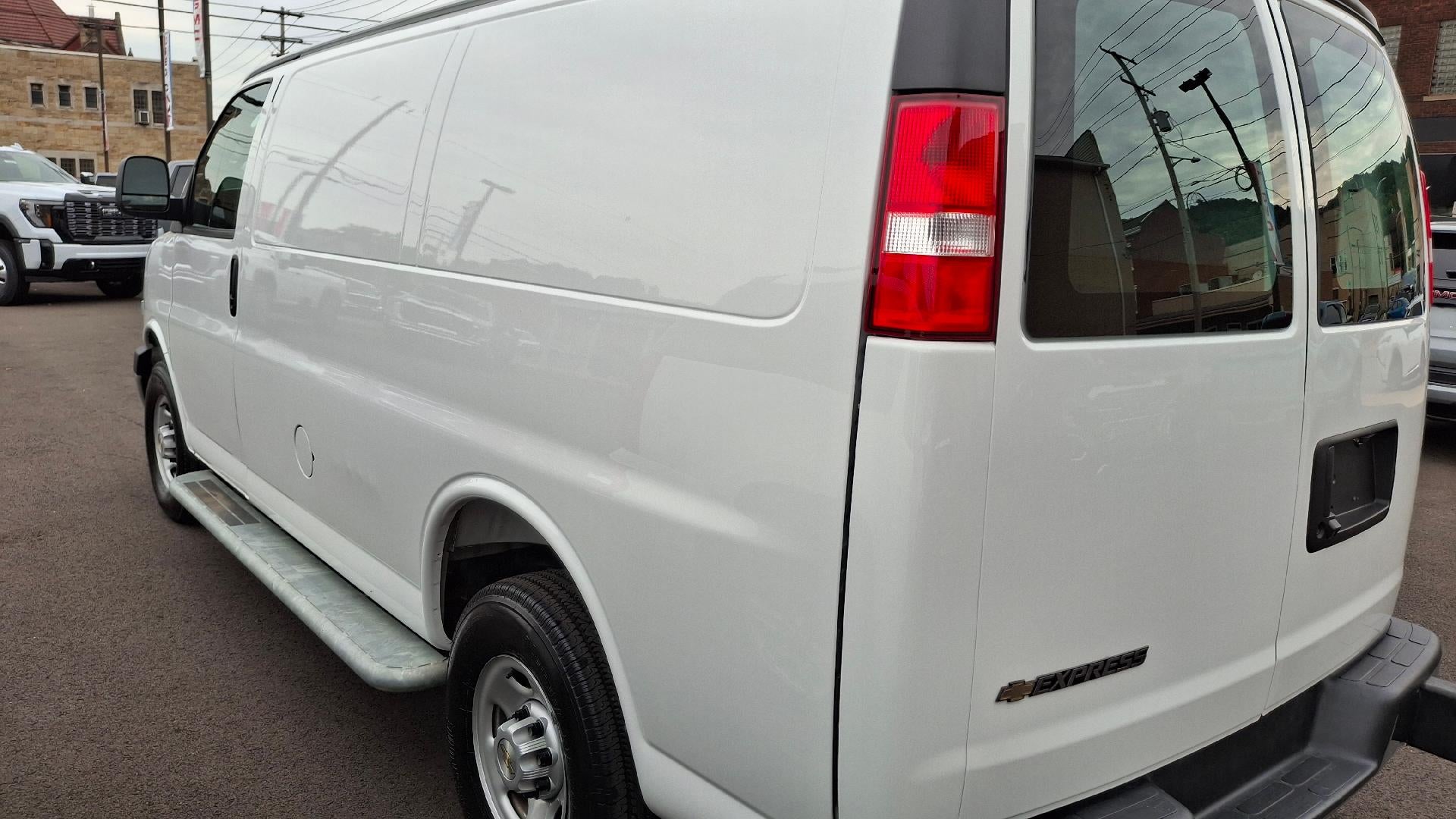2025 Chevrolet Express Cargo WT