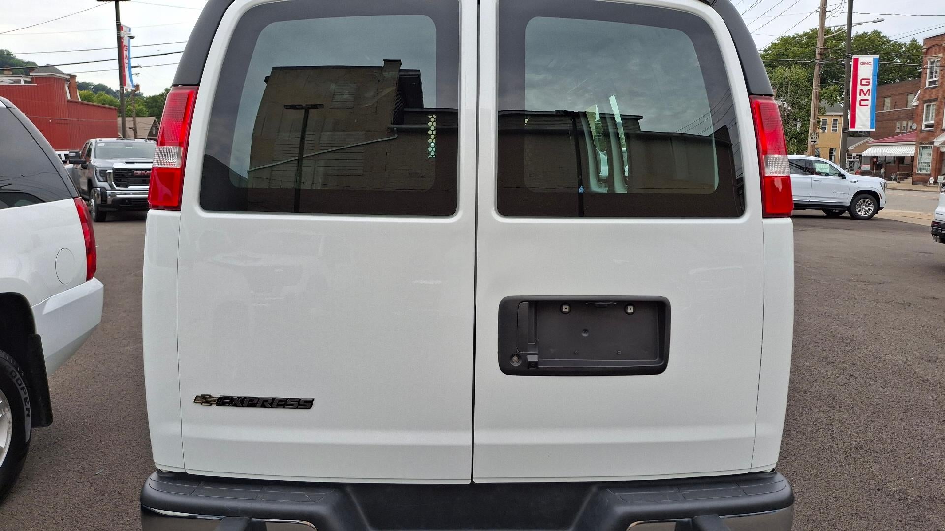 2025 Chevrolet Express Cargo WT