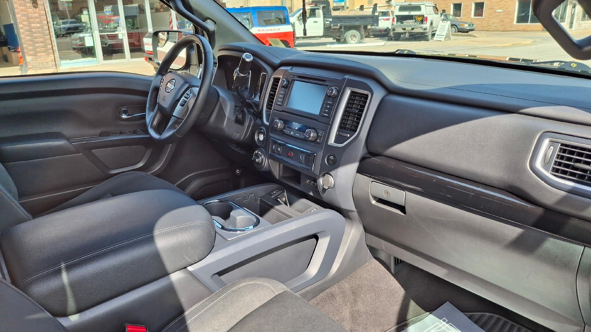 2019 Nissan TITAN SV