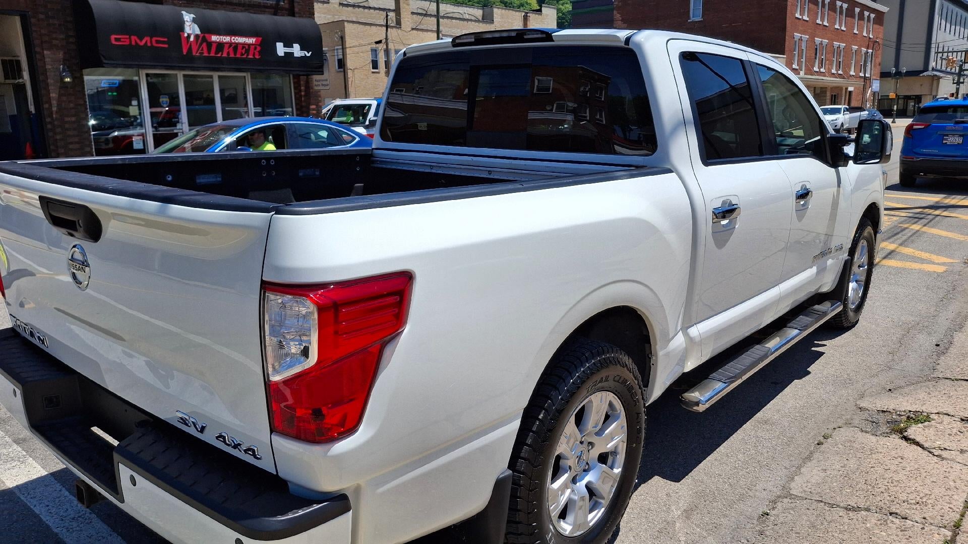 2018 Nissan TITAN SV