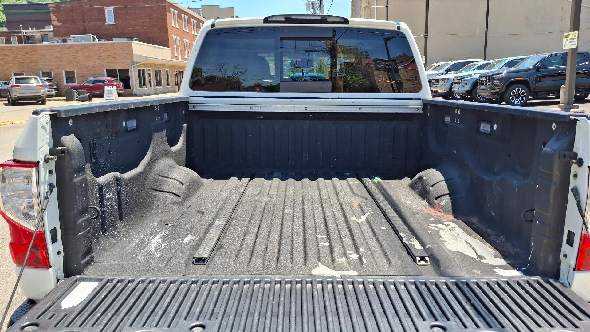 2018 Nissan TITAN SV