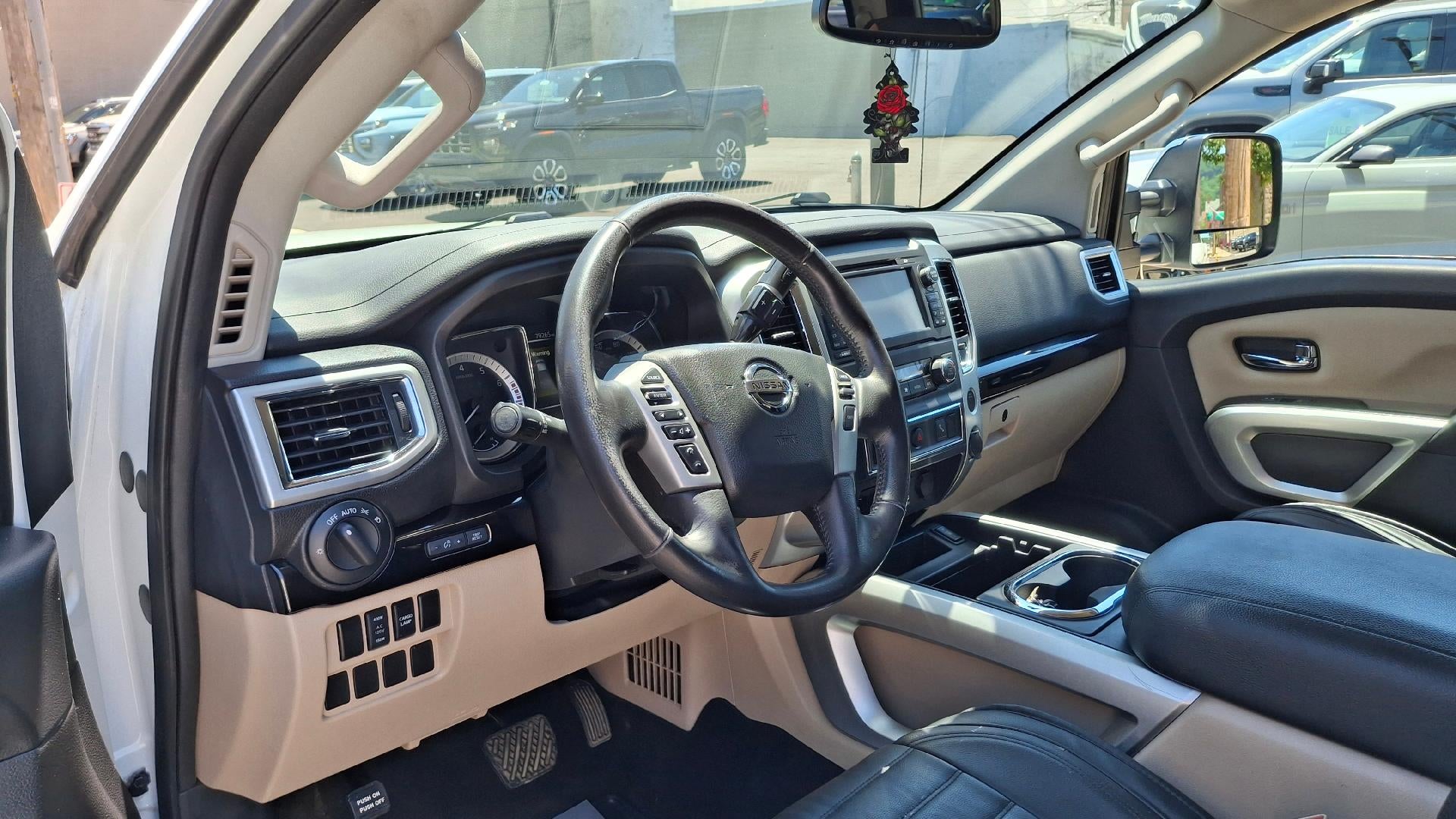 2018 Nissan TITAN SV