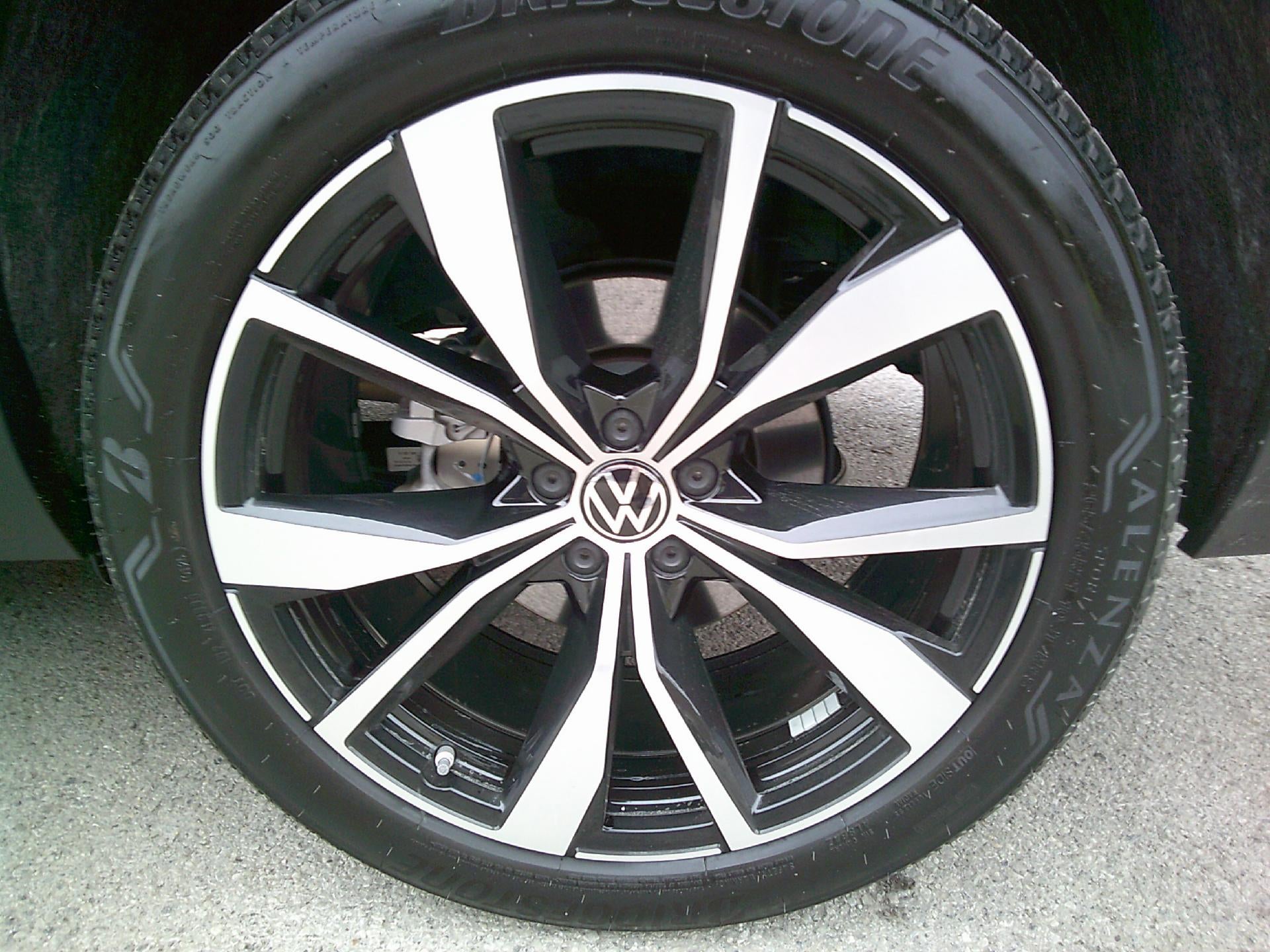 2025 Volkswagen Atlas Cross Sport 2.0T SEL Premium R-Line