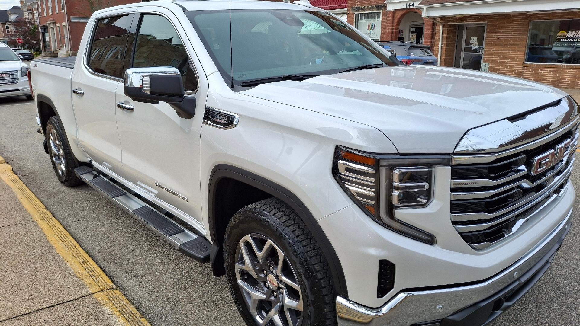 2023 GMC Sierra 4WD Crew Cab Short Box SLT's photo